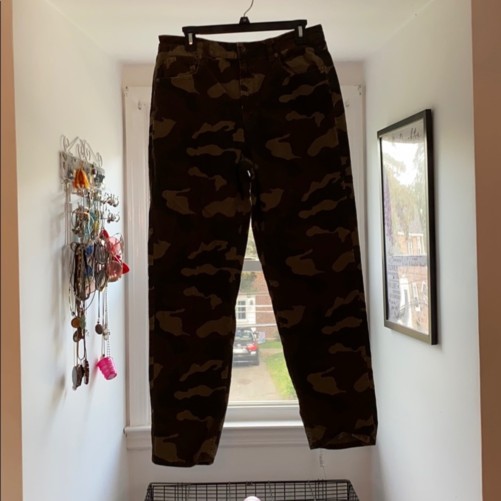 High-waisted Camo Corduroy Pants